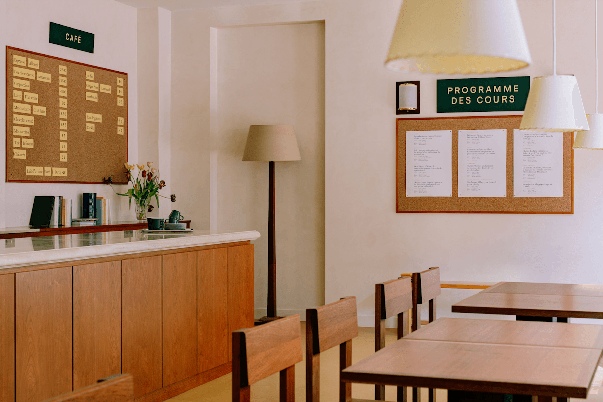 off-campus, specialty coffee shop in Paris (photo 7)