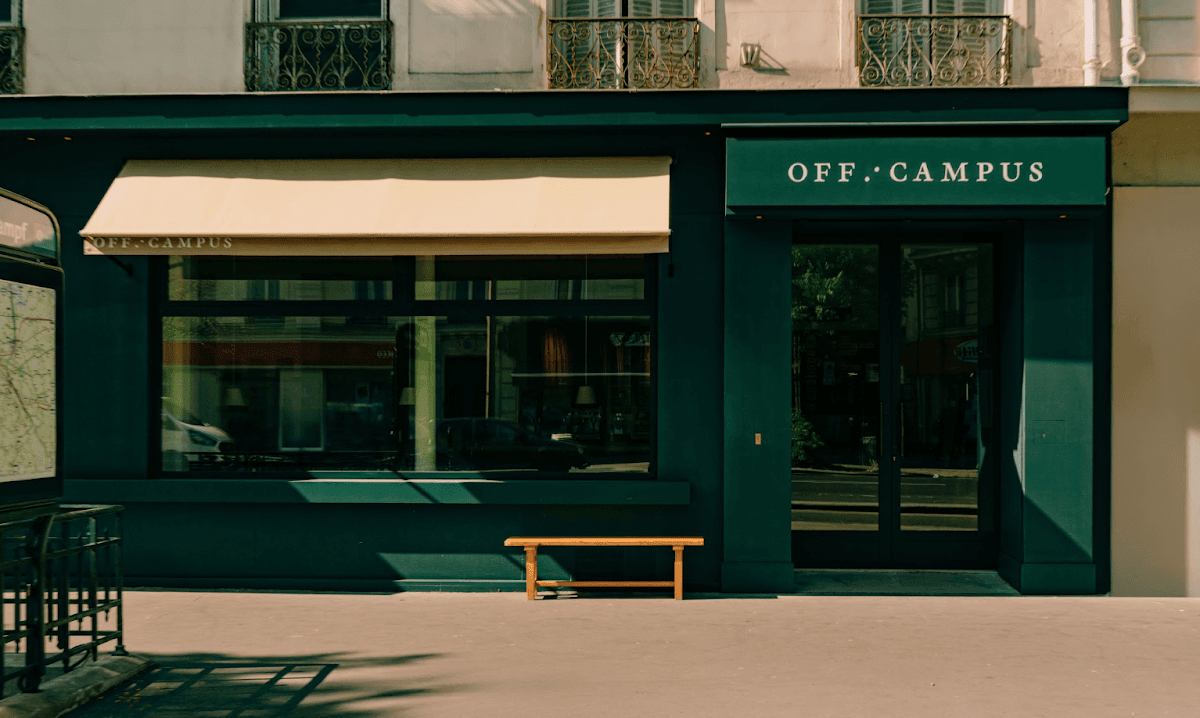 off-campus, specialty coffee shop in Paris (photo 8)