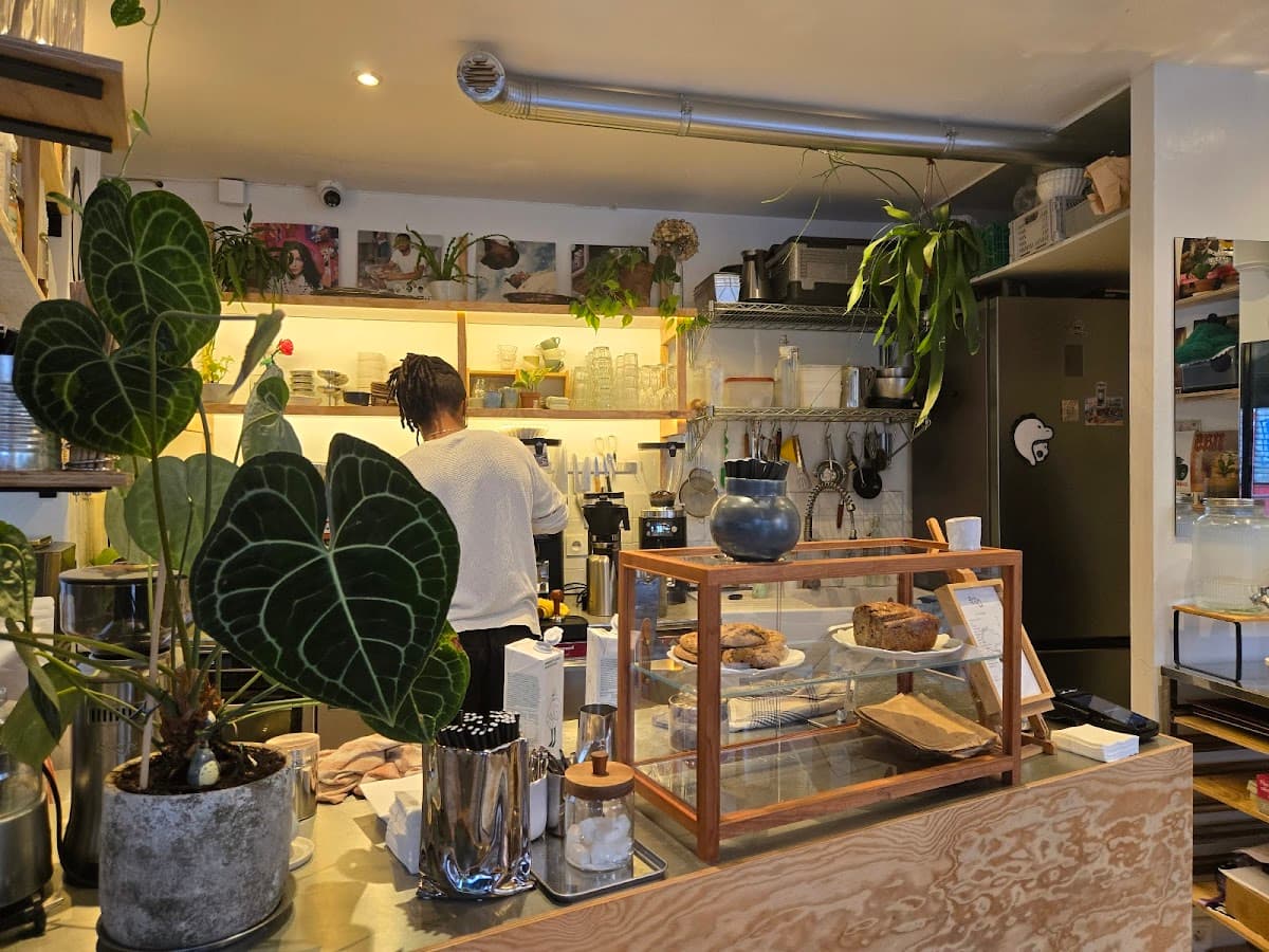 OJJJO — specialty coffee shop in Paris (photo 3)