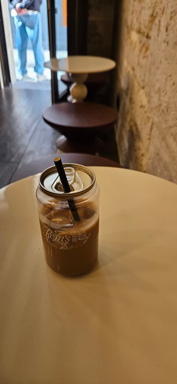 Rem's Coffee Shop Marais — specialty coffee shop in Paris (photo 6)