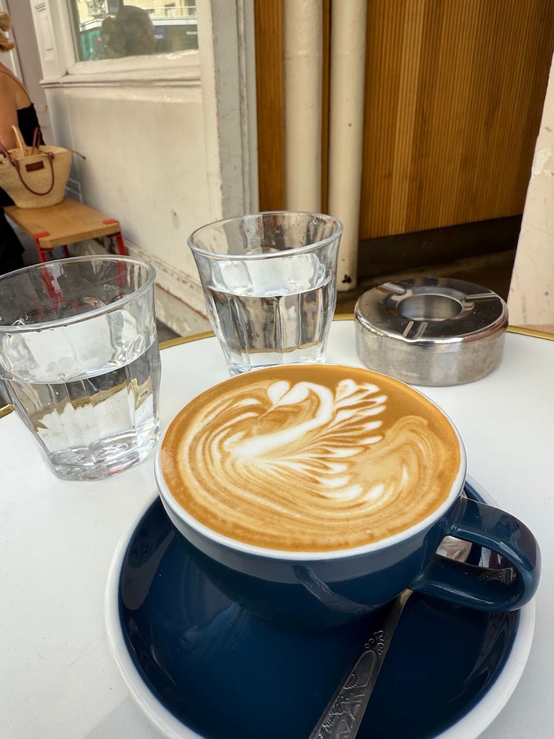 Ten Belles - Rue du Cherche-Midi — specialty coffee shop in Paris (photo 7)