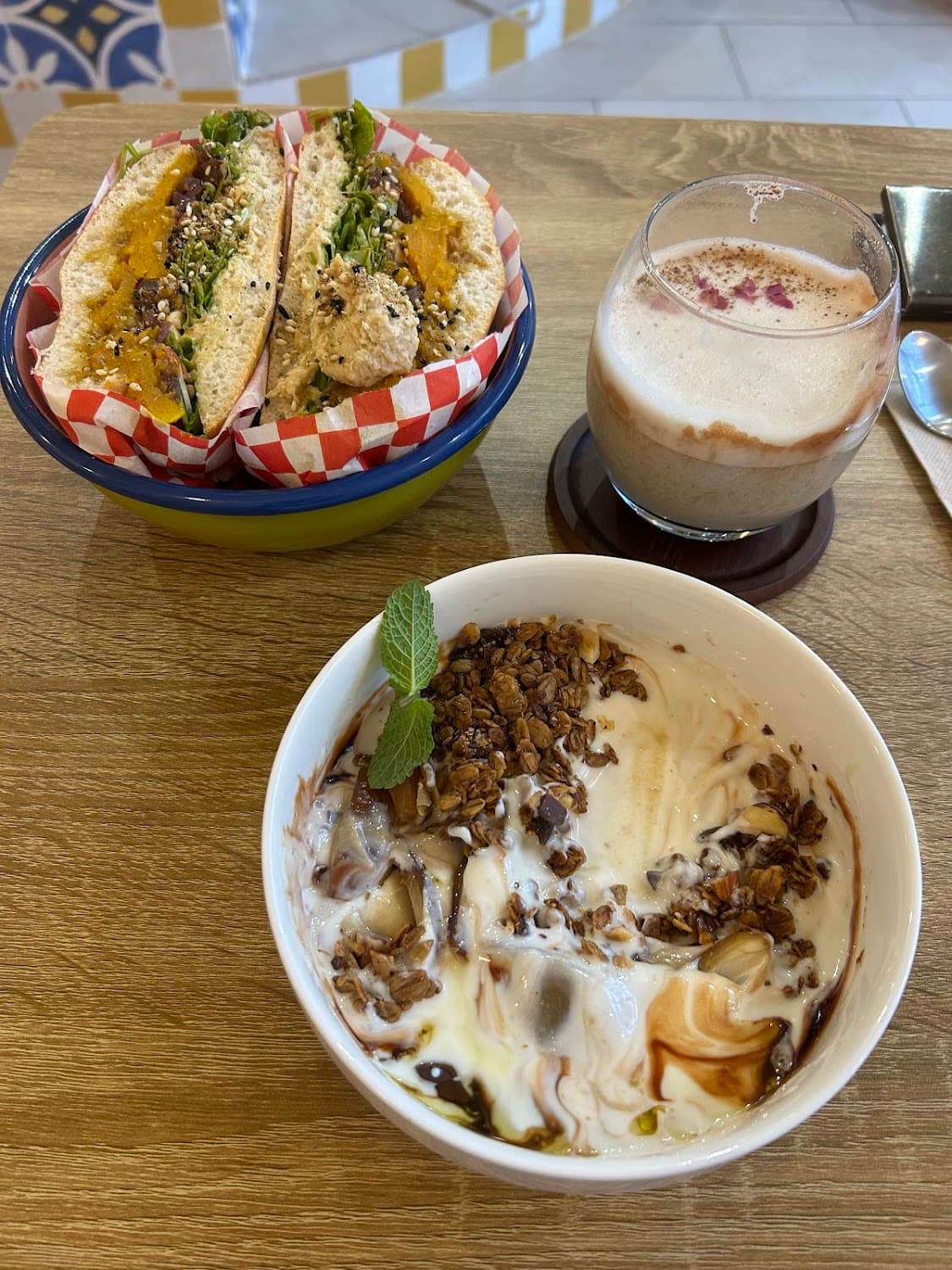 The Sunny Side - Coffee, Bagnat & Dips — specialty coffee shop in Paris (photo 4)