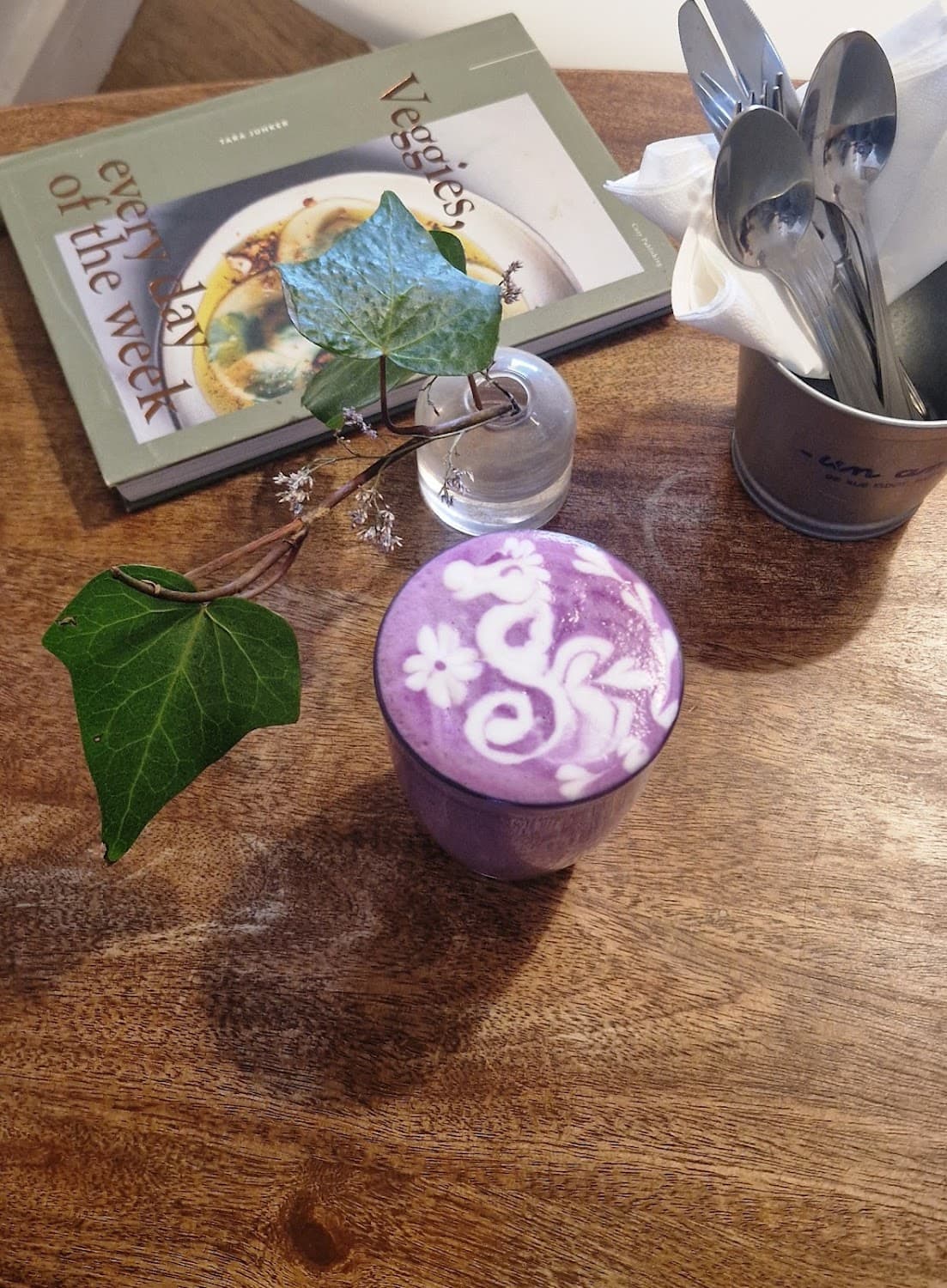 Un Ami — specialty coffee shop in Paris (photo 1)