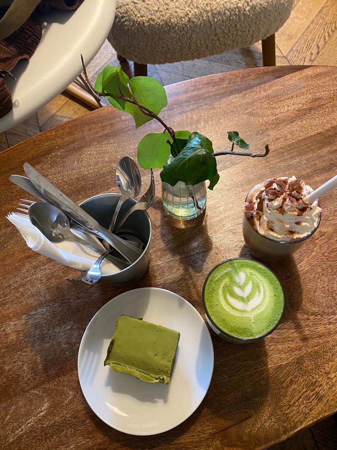 Un Ami — specialty coffee shop in Paris (photo 2)