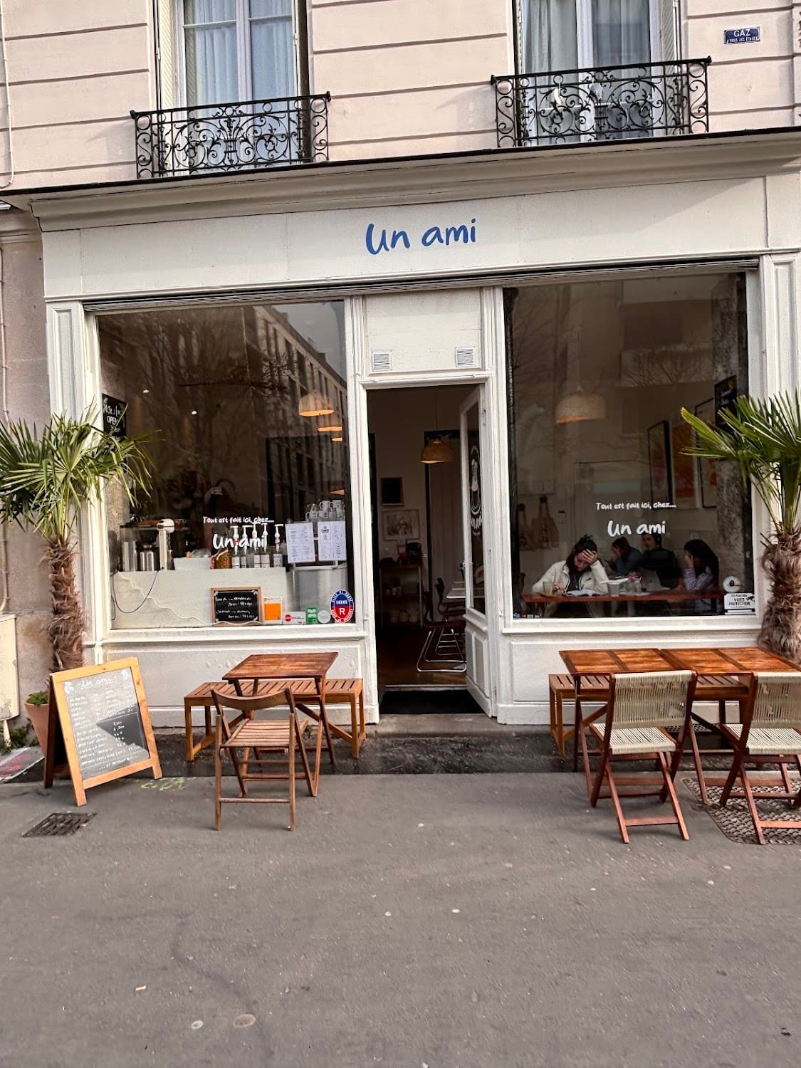 Un Ami, specialty coffee shop in Paris