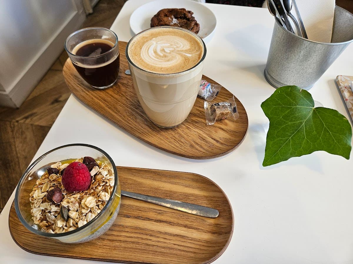 Un Ami — specialty coffee shop in Paris (photo 3)