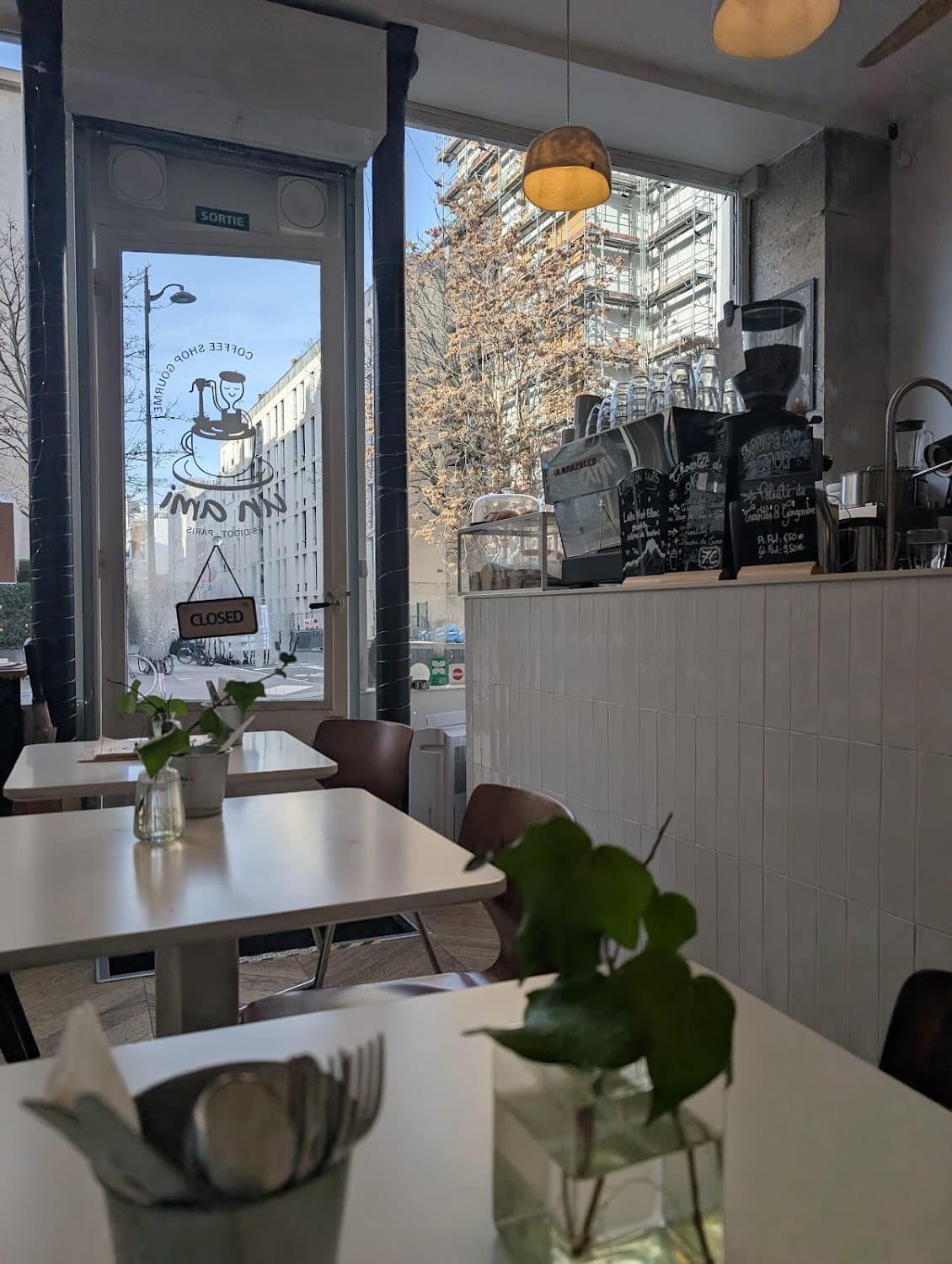 Un Ami — specialty coffee shop in Paris (photo 5)