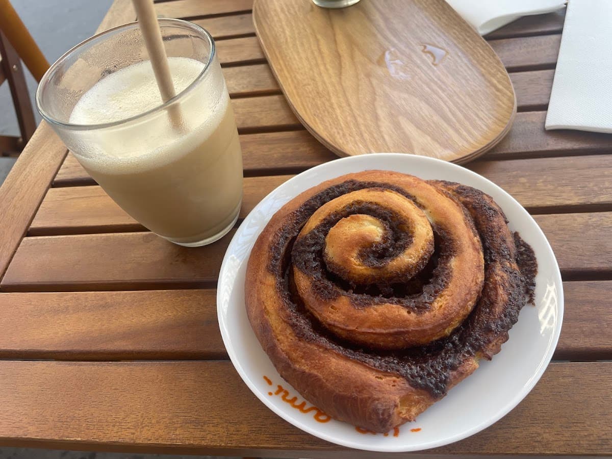 Un Ami — specialty coffee shop in Paris (photo 4)
